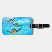 泳いでいる3匹のベビーのウミガメ ラゲッジタグ (正面横)