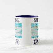 泳ぐとクール泳ぐ人泳ぐ ツートーンマグカップ (中央)