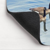 泳ぐのを楽しむ鵞鳥 マウスパッド (コーナー)