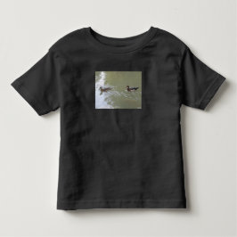 泳ぐアヒル トドラーTシャツ