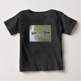 泳ぐアヒル ベビーTシャツ
