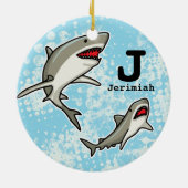 泳ぐサメ，子どもの名前とモノグラムを追加 セラミックオーナメント (裏面)