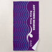 泳ぐ人および水波|の紫色の水泳チーム ビーチタオル (正面)