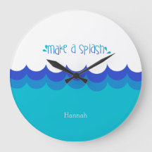 泳ぐ人がはね飛ぶ