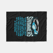 泳ぐ人がより多くの蹴ことをおもしろい贈る水泳好き フリースブランケット (正面(横))