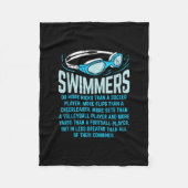泳ぐ人がより多くの蹴ことをおもしろい贈る水泳好き フリースブランケット (正面)