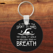 泳ぐ人は息を飲みながら試みる キーホルダー (正面)