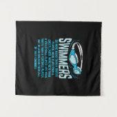 泳ぐ人は私の蹴ギフトおもしろいスイミングオーバーする タペストリー (正面(横))