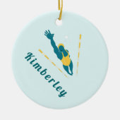 泳ぐ人イラストレーションスイミング名前をカスタムするスポーツ セラミックオーナメント (正面)