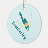 泳ぐ人イラストレーションスイミング名前をカスタムするスポーツ セラミックオーナメント (左)