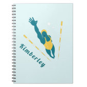 泳ぐ人イラストレーションスイミング名前をカスタムするスポーツ ノートブック (正面)