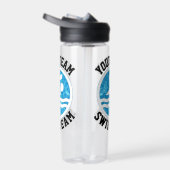 泳ぐ人カスタムスイムチーム名スイミングアンドダイビング ウォーターボトル (右面)