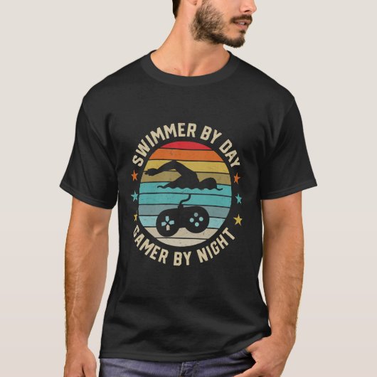 泳ぐ人バイデイゲーマーバイナイトスイミング恋人 Tシャツ (正面)