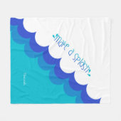 泳ぐ人ブルーとホワイトが飛び散る フリースブランケット (正面(横))