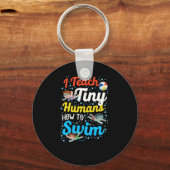 泳ぐ人私教え小さな人間がコーチを泳ぐ キーホルダー (正面)