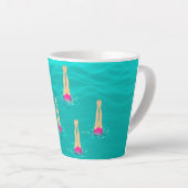 泳ぐ人芸術的が水中で泳ぐパーティー カフェラテマグ (右アングル)