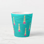 泳ぐ人芸術的が水中で泳ぐパーティー カフェラテマグ (正面)