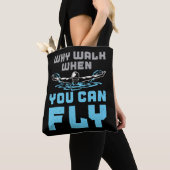 泳ぐ蝶なぜ飛べるときに歩く トートバッグ (クローズアップ)