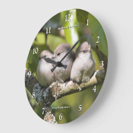 洋ナシの木に佇む可愛らしい雛エリマキシメの鳥たち ラージ壁時計