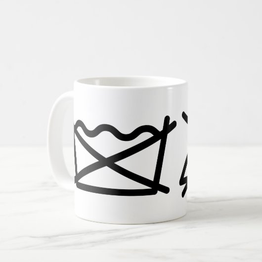 洗うな！アイロンをかけるな！ コーヒーマグカップ (正面左)