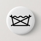 洗うな！ 缶バッジ (正面)