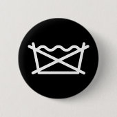 洗うな！ 缶バッジ (正面)