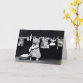 洗濯恋しく思をする子猫 カード (黄色い花)