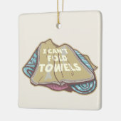 洗濯日はタオルを折おもしろいり畳めない セラミックオーナメント (左)