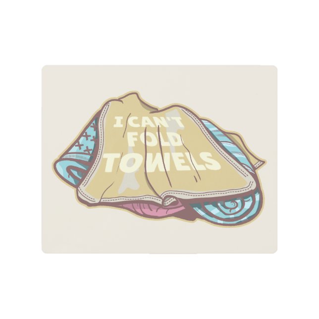 洗濯日はタオルを折おもしろいり畳めない メタルプリント (正面)