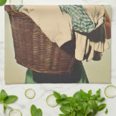 洗濯物かごで笑顔の主婦 キッチンタオル (折り畳み)