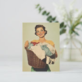 洗濯物かごで笑顔の主婦 ポストカード (スタンド正面)