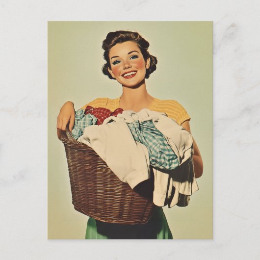 洗濯物かごで笑顔の主婦 ポストカード (正面)
