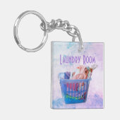 洗濯物カラフルを青いバスケットに入れてハンガーに畳む  キーホルダー (正面左)