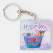 洗濯物カラフルを青いバスケットに入れてハンガーに畳む  キーホルダー (正面)