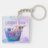 洗濯物カラフルを青いバスケットに入れてハンガーに畳む  キーホルダー (裏面)
