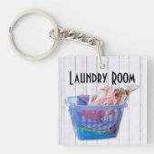 洗濯物カラフルを青いバスケットに入れてハンガーに畳む  キーホルダー (正面)
