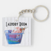 洗濯物カラフルを青いバスケットに入れてハンガーに畳む  キーホルダー (裏面)