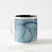 洗濯物入れで眠っている白い猫 ツートーンマグカップ (正面左)