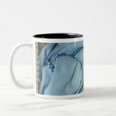 洗濯物入れで眠っている白い猫 ツートーンマグカップ (左)