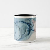 洗濯物入れで眠っている白い猫 ツートーンマグカップ (中央)