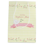 洗礼のピンクの花のリース ミディアムペーパーバッグ (裏面)