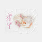 洗礼の十字の女の赤ちゃんのピンクの花 フリースブランケット (正面(横))