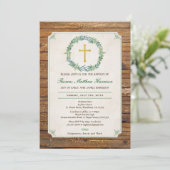 洗礼の招待。 緑のリースの素朴な木 招待状 (スタンド正面)