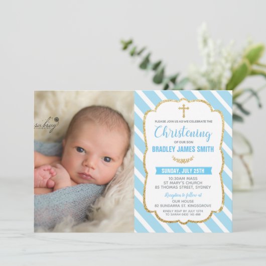 洗礼の男の赤ちゃんに洗礼を施す青および金ゴールド 招待状 (スタンド正面)