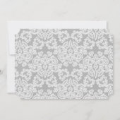 洗練されたグレーとホワイトのレーススクリプト 招待状 (裏面)