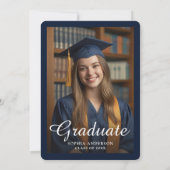 洗練されたネイビーブルーの卒業写真 学校のエンブレム 招待状 (裏面)