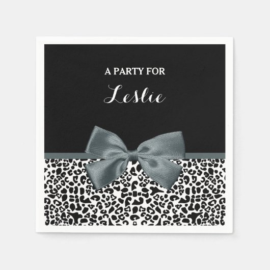 洗練されたヒョウ柄グレイ弓と名前 スタンダードカクテルナプキン (正面)