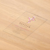 洗練された宗教的なピンクの花の十字架の洗礼 アクリル招待状 (レイダウン)