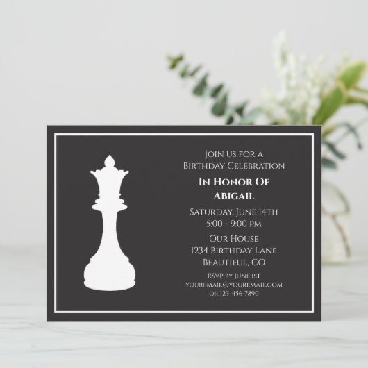 洗練された白黒チェスピース誕生日 招待状 (スタンド正面)