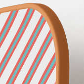 洗練された赤、青、白の対角線ストライプの ピックルボールラケット (左詳細)